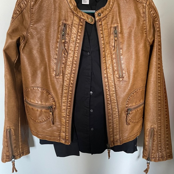 Paparazzi feax leather jacket. - Picture 2 of 2